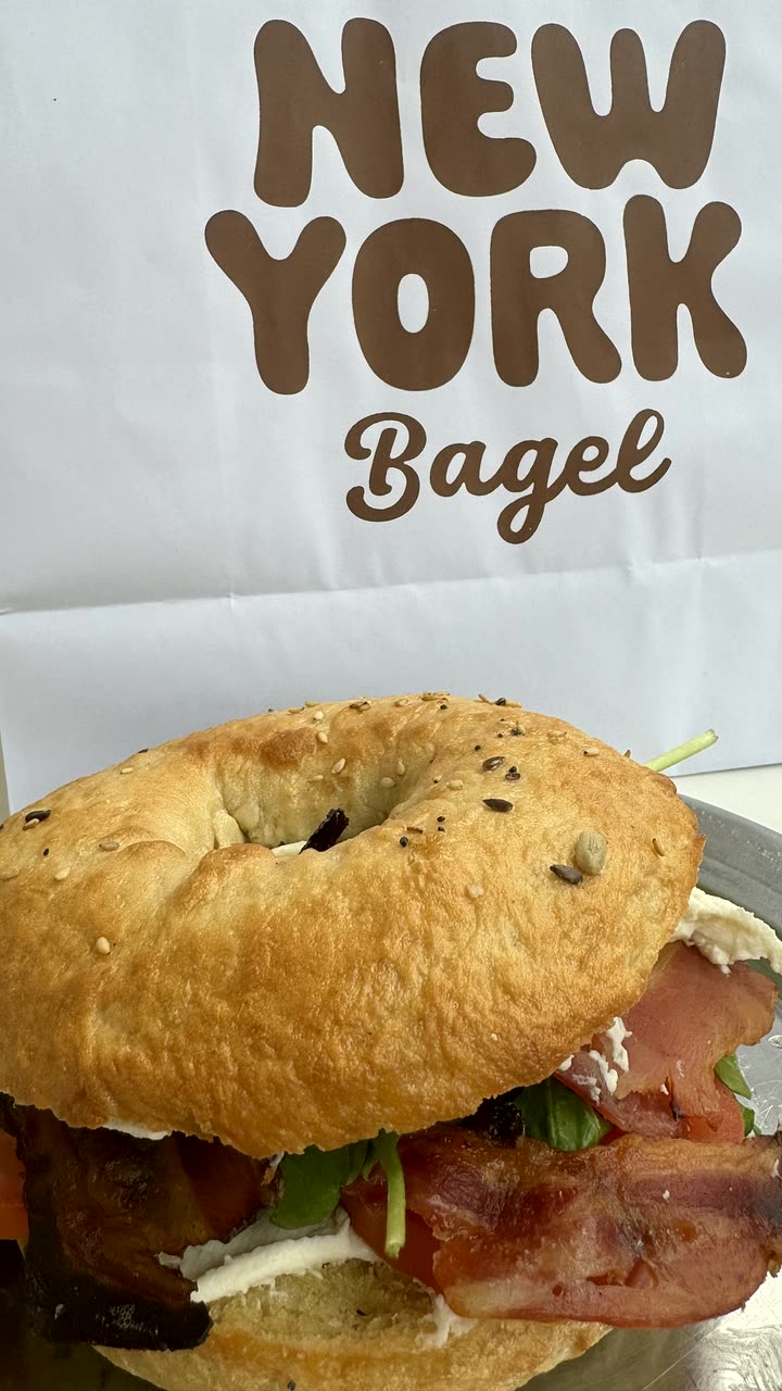 Bagel relleno junto a bolsa New York Bagel